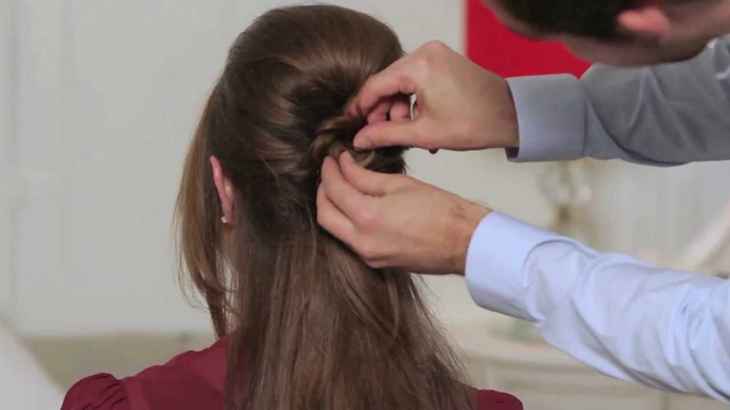 Mulher usa a técnica backcombing no cabelo.